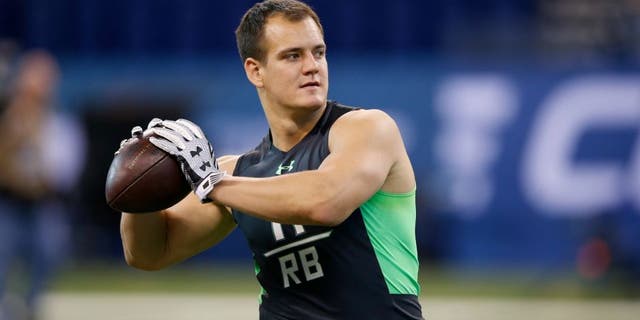 INDIANAPOLIS, IN - FEBRUARY 26: Fullback Glenn Gronkowski of Kansas State in action during the 2016 NFL Scouting Combine at Lucas Oil Stadium on February 26, 2016 in Indianapolis, Indiana. (Photo by Joe Robbins/Getty Images)