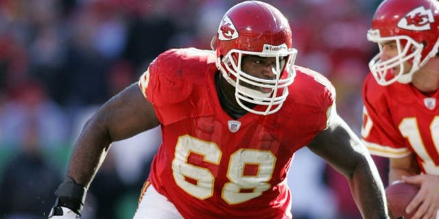Guard Will Shields #68 of the Kansas City Chiefs gets ready to block in a game against the Baltimore Ravens at Arrowhead Stadium on December 10, 2006 in Kansas City, Missouri. (Photo by Tim Umphrey/Getty Images)