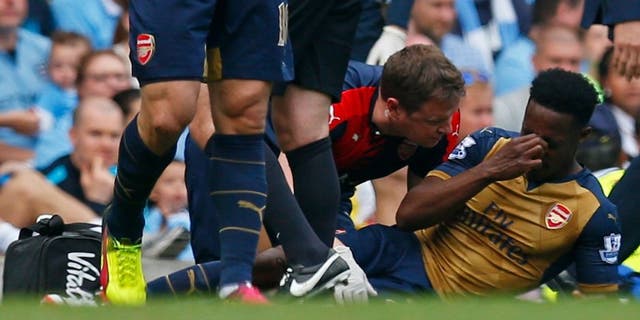 Britain Soccer Football - Manchester City v Arsenal - Barclays Premier League - Etihad Stadium - 8/5/16 Arsenal's Danny Welbeck receives treatment after sustaining an injury before being substituted Action Images via Reuters / Jason Cairnduff Livepic EDITORIAL USE ONLY. No use with unauthorized audio, video, data, fixture lists, club/league logos or "live" services. Online in-match use limited to 45 images, no video emulation. No use in betting, games or single club/league/player publications. Please contact your account representative for further details.