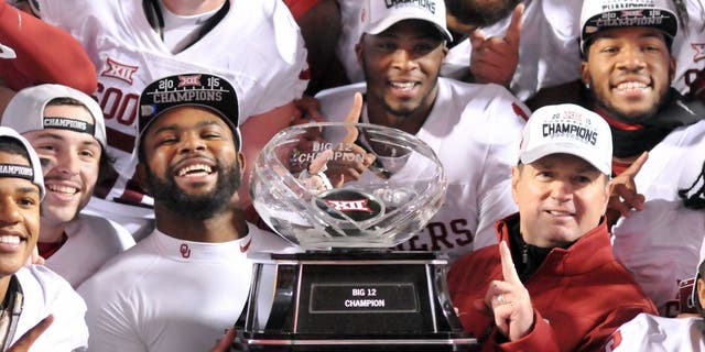 STILLWATER, OK - NOVEMBER 28: Quarterback Baker Mayfield #6 linebacker Eric Striker #19 and head coach Bob Stoops of the Oklahoma Sooners pose with the Big XII Championship trophy after defeating the Oklahoma State Cowboys on November 28, 2015 at Boone Pickens Stadium in Stillwater, Oklahoma. (Photo by Jackson Laizure/Getty Images)