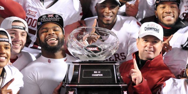 STILLWATER, OK - NOVEMBER 28: Quarterback Baker Mayfield #6 linebacker Eric Striker #19 and head coach Bob Stoops of the Oklahoma Sooners pose with the Big XII Championship trophy after defeating the Oklahoma State Cowboys on November 28, 2015 at Boone Pickens Stadium in Stillwater, Oklahoma. (Photo by Jackson Laizure/Getty Images)