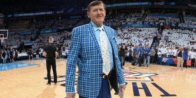 OKLAHOMA CITY, OK - MAY 8: TNT NBA sideline reporter Craig Sager looks on before Game Four of the Western Conference Semifinals between the San Antonio Spurs and Oklahoma City Thunder during the 2016 NBA Playoffs on May 8, 2016 at Chesapeake Energy Arena in Oklahoma City, Oklahoma. NOTE TO USER: User expressly acknowledges and agrees that, by downloading and or using this photograph, User is consenting to the terms and conditions of the Getty Images License Agreement. Mandatory Copyright Notice: Copyright 2016 NBAE (Photo by Garrett Ellwood/NBAE via Getty Images)