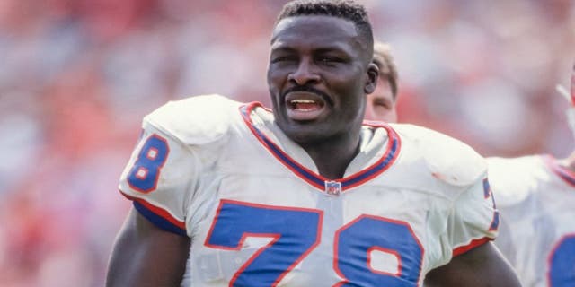 SAN FRANCISCO - SEPTEMBER 13: Bruce Smith #78 of the Buffalo Bills plays in a National Football League game against the San Francisco 49ers on September 13, 1992 at Candlestick Park in San Francisco, California. (Photo by David Madison/Getty Images)