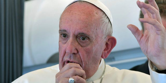 Le pape François s'adresse aux journalistes lors de son vol de retour à Rome après une visite de deux jours à Fatima, au Portugal, le 13 mai 2017.