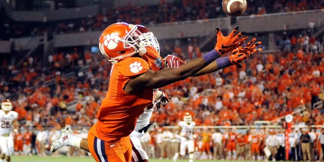 Dec 29, 2014; Orlando, FL, USA; Clemson Tigers wide receiver Mike Williams (7) is unable to catch a pass as the Clemson Tigers beat the Oklahoma Sooners in the 2014 Russell Athletic Bowl at Florida Citrus Bowl. Mandatory Credit: David Manning-USA TODAY Sports