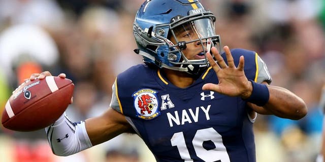 of the Navy Midshipmen of the Army Black Knights at Lincoln Financial Field on December 12, 2015 in Philadelphia, Pennsylvania.,PHILADELPHIA, PA - DECEMBER 12: Keenan Reynolds #19 of the Navy Midshipmen passes the ball in the first quarter against the Army Black Knights at Lincoln Financial Field on December 12, 2015 in Philadelphia, Pennsylvania. (Photo by Elsa/Getty Images)