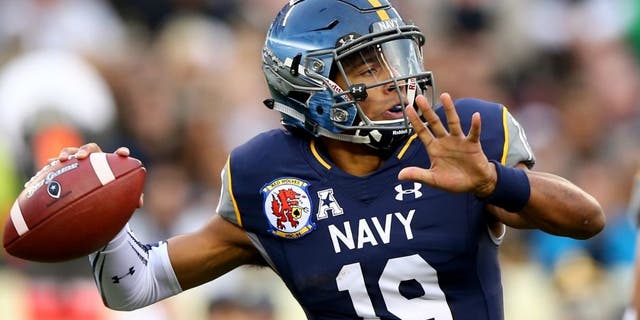 of the Navy Midshipmen of the Army Black Knights at Lincoln Financial Field on December 12, 2015 in Philadelphia, Pennsylvania.,PHILADELPHIA, PA - DECEMBER 12: Keenan Reynolds #19 of the Navy Midshipmen passes the ball in the first quarter against the Army Black Knights at Lincoln Financial Field on December 12, 2015 in Philadelphia, Pennsylvania. (Photo by Elsa/Getty Images)