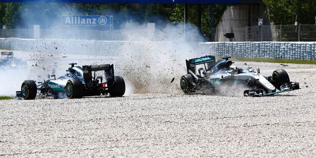Circuit de Catalunya, Barcelona, Spain. Sunday 15 May 2016.Nico Rosberg, Mercedes F1 W07 Hybrid and Lewis Hamilton, Mercedes F1 W07 Hybrid make contact. World Copyright: Zak Mauger/LAT Photographic ref: Digital Image _L0U9895