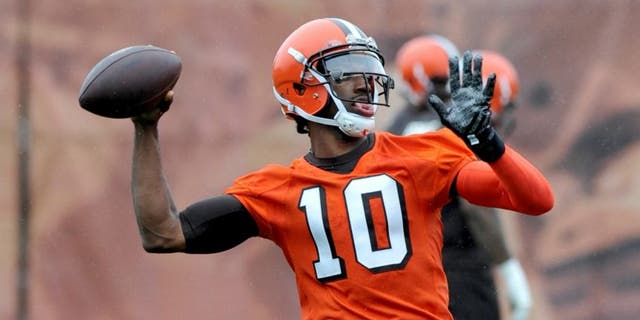 BEREA, OH - APRIL 21, 2016: Quarterback Robert Griffin III #10 of the Cleveland Browns throws a pass during a voluntary minicamp on April 21, 2016 at the Cleveland Browns training facility in Berea, Ohio. (Photo by Nick Cammett/Diamond Images/Getty Images) *** Local Caption *** Robert Griffin III