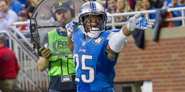 DETROIT, MI - DECEMBER 27: Theo Riddick #25 of the Detroit Lions points down field after getting a first down during an NFL game against the San Francisco 49ers at Ford Field on December 27, 2015 in Detroit, Michigan. The Lions defeated the 49ers 32-17. (Photo by Dave Reginek/Getty Images)