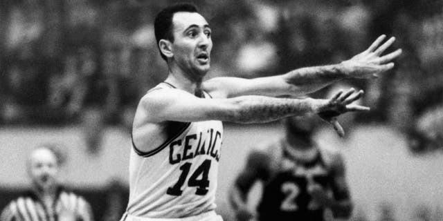 BOSTON,MA -1960: Bob Cousy #14 of the Boston Celtics throws a pass at the Boston Garden in Boston, Massachusetts on 1960. NOTE TO USER: User expressly acknowledges that, by downloading and or using this photograph, User is consenting to the terms and conditions of the Getty Images License agreement. Mandatory Copyright Notice: Copyright 2006 NBAE (Photo by: NBA Photo Library/NBAE via Getty Images)