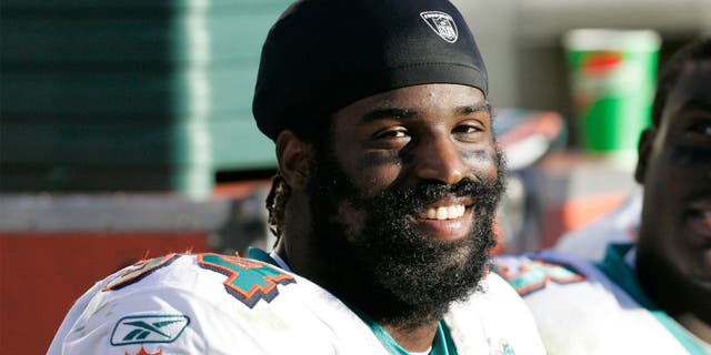 Miami runningback Ricky Williams on the sidelines as the Miami Dolphins defeated the Oakland Raiders by a score of 33 to 21 at McAfee Coliseum, Oakland, California, November 27, 2005. (Photo by Robert B. Stanton/NFLPhotoLibrary)