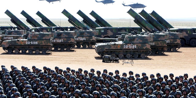 سربازان ارتش آزادیبخش خلق چین (PLA) در یک رژه نظامی برای بزرگداشت نودمین سالگرد تأسیس ارتش در پایگاه آموزشی نظامی Zhurihe در منطقه خودمختار مغولستان داخلی، چین شرکت کردند.