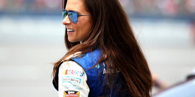 Danica Patrick bergabung dengan booth FOX NASCAR XFINITY Series sebagai analis driver tamu