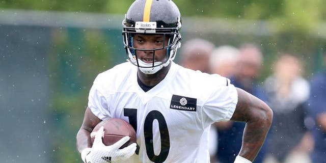 May 26, 2015; Pittsburgh, PA, USA; Pittsburgh Steelers wide receiver Martavis Bryant (10) participates in OTA drills at the UPMC Sports Performance Complex. Mandatory Credit: Charles LeClaire-USA TODAY Sports