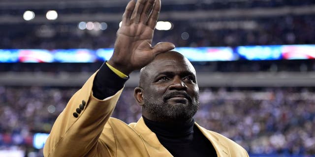 Former New York Giants player Lawrence Taylor waves to the crowd prior to their game against the Indianapolis Colts at MetLife Stadium on November 3, 2014 in East Rutherford, New Jersey. (Photo by Al Bello/Getty Images)