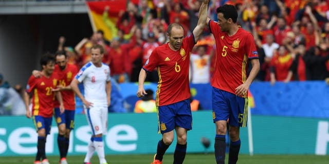 Spain's midfielder Sergio Busquets (R) and Spain's midfielder Andres Iniesta celebrate after the Euro 2016 group D football match between Spain and Czech Republic at the Stadium Municipal in Toulouse on June 13, 2016. Spain won the match 1-0. / AFP / PASCAL GUYOT (Photo credit should read PASCAL GUYOT/AFP/Getty Images)