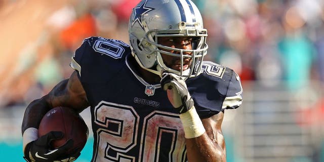 MIAMI GARDENS, FL - NOVEMBER 22: Darren McFadden #20 of the Dallas Cowboys in action during the second half of the game against the Miami Dolphins at Sun Life Stadium on November 22, 2015 in Miami Gardens, Florida. (Photo by Rob Foldy/Getty Images)