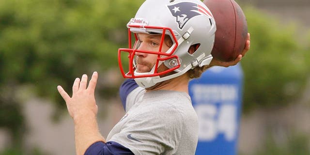 Newly acquired New England Patriots quarterback Matt Flynn (10) throws a pass during an NFL football minicamp Tuesday, June 16, 2015, in Foxborough, Mass. (AP Photo/Stephan Savoia)