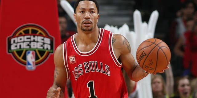 CHICAGO, IL - MARCH 23: Derrick Rose #1 of the Chicago Bulls handles the ball against the New York Knicks on March 23, 2016 at the United Center in Chicago, Illinois. NOTE TO USER: User expressly acknowledges and agrees that, by downloading and or using this Photograph, user is consenting to the terms and conditions of the Getty Images License Agreement. Mandatory Copyright Notice: Copyright 2016 NBAE (Photo by Gary Dineen/NBAE via Getty Images)