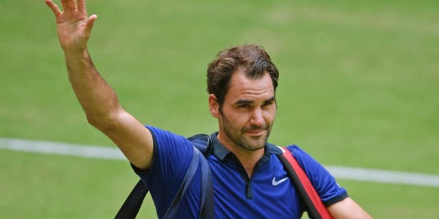 HALLE, GERMANY - JUNE 18: during day six of the Gerry Weber Open at Gerry Weber Stadium on June 18, 2016 in Halle, Germany. (Photo by Thomas Starke/Bongarts/Getty Images),HALLE, GERMANY - JUNE 18: Roger Federer of Switzerland says goodbye to the spectators after losing the half final match against Alexander Zverev of Germany during day six of the Gerry Weber Open at Gerry Weber Stadium on June 18, 2016 in Halle, Germany. (Photo by Thomas Starke/Bongarts/Getty Images)