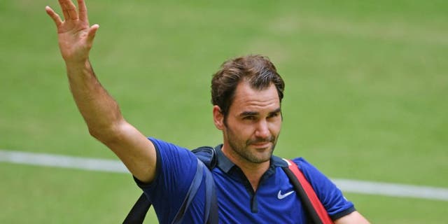 HALLE, GERMANY - JUNE 18: during day six of the Gerry Weber Open at Gerry Weber Stadium on June 18, 2016 in Halle, Germany. (Photo by Thomas Starke/Bongarts/Getty Images),HALLE, GERMANY - JUNE 18: Roger Federer of Switzerland says goodbye to the spectators after losing the half final match against Alexander Zverev of Germany during day six of the Gerry Weber Open at Gerry Weber Stadium on June 18, 2016 in Halle, Germany. (Photo by Thomas Starke/Bongarts/Getty Images)