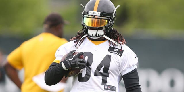 May 26, 2015; Pittsburgh, PA, USA; Pittsburgh Steelers running back DeAngelo Williams (34) participates in OTA drills at the UPMC Sports Performance Complex. Mandatory Credit: Charles LeClaire-USA TODAY Sports
