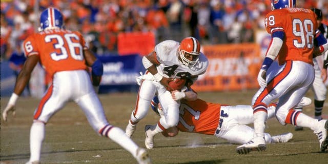 DENVER, CO - JANUARY 17: Running back Earnest Byner #44 of the Cleveland Browns runs upfield against the Denver Broncos in the 1987 AFC Championship Game at Mile High Stadium on January 17, 1988 in Denver, Colorado. The Broncos defeated the Browns 38-33. (Photo by E.L. Bakke/Getty Images)