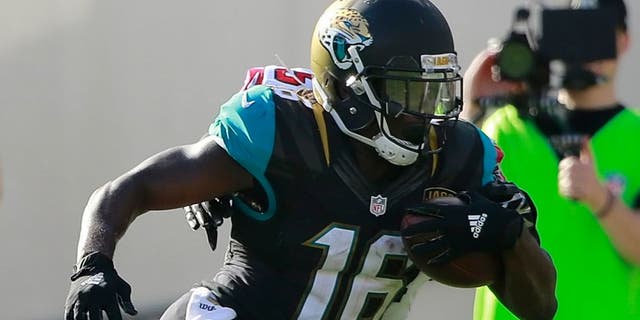 Dec 20, 2015; Jacksonville, FL, USA; Jacksonville Jaguars running back Denard Robinson (16) runs with the ball against the Atlanta Falcons during the second half at EverBank Field. Atlanta Falcons defeated the Jacksonville Jaguars 23-17. Mandatory Credit: Kim Klement-USA TODAY Sports