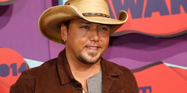 Musician Jason Aldean arrives at the 2014 CMT Music Awards in Nashville, Tennessee June 4, 2014.