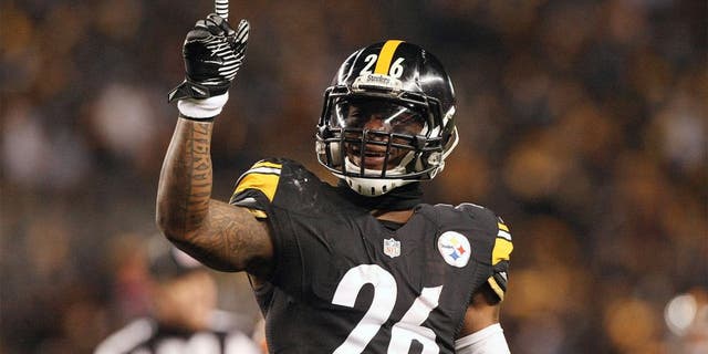 Dec 28, 2014; Pittsburgh, PA, USA; Pittsburgh Steelers running back Le'Veon Bell (26) celebrates a first down against the Cincinnati Bengals in the first half at Heinz Field. Mandatory Credit: Jason Bridge-USA TODAY Sports