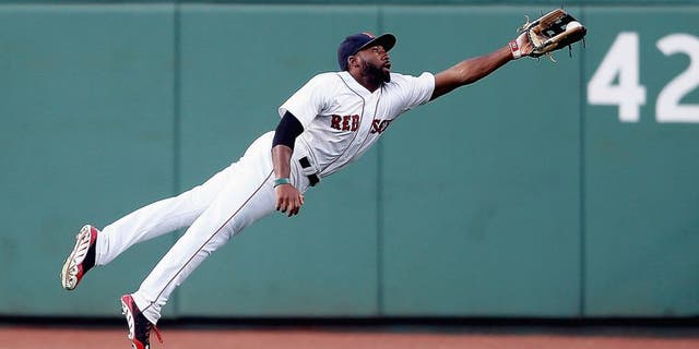 BOSTON, MA - JULY 9: Jackie Bradley Jr. #25 of the Boston Red Sox makes a catch on a ball off the bat of Tyler Flowers #21 of the Chicago White Sox in the second inning at Fenway Park on July 9, 2014 in Boston, Massachusetts. (Photo by Jim Rogash/Getty Images)