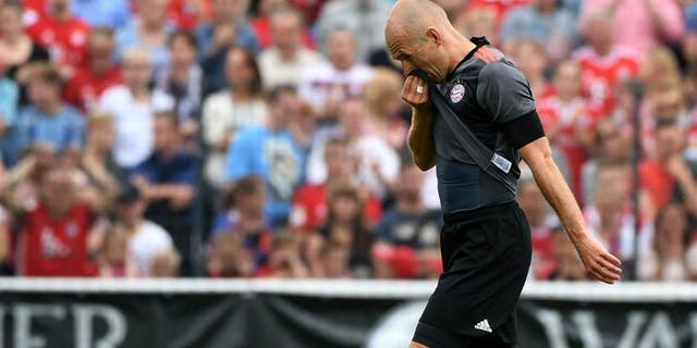 Bayern Munich 's Dutch midfielder Arjen Robben leaves injured the pitch during a friendly football match between Bundesliga clubs SV Lippstadt and FC Bayern Munich in Lippstadt western Germany, on July 16, 2016 . / AFP / PATRIK STOLLARZ (Photo credit should read PATRIK STOLLARZ/AFP/Getty Images)