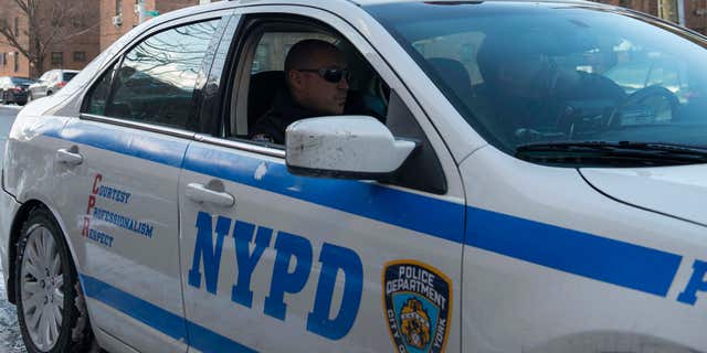 1 월. 9, 2015: A New York Police Department patrol vehicle is seen near the Marcy Houses public housing development in the Brooklyn borough of New York.