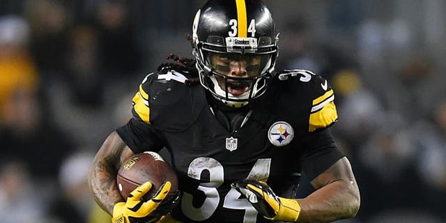 PITTSBURGH, PA - DECEMBER 6: DeAngelo Williams #34 of the Pittsburgh Steelers carries the ball against the Indianapolis Colts at Heinz Field on December 6, 2015 in Pittsburgh, Pennsylvania. (Photo by Joe Sargent/Getty Images)