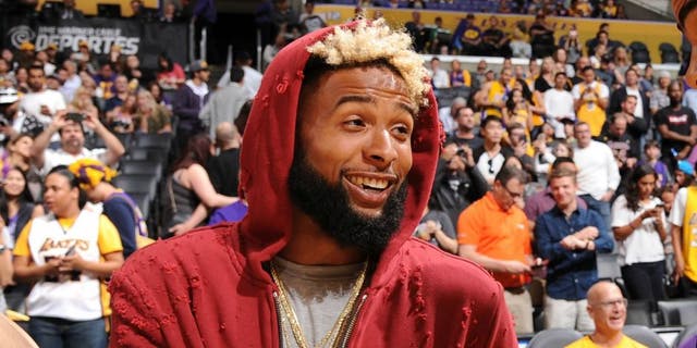 LOS ANGELES, CA - MARCH 25: New York Giant, O'Dell Beckham Jr. shakes hands with D'Angelo Russell #1 of the Los Angeles Lakers before the game against the Denver Nuggets on March 25, 2016 at STAPLES Center in Los Angeles, California. NOTE TO USER: User expressly acknowledges and agrees that, by downloading and/or using this Photograph, user is consenting to the terms and conditions of the Getty Images License Agreement. Mandatory Copyright Notice: Copyright 2016 NBAE (Photo by Andrew D. Bernstein/NBAE via Getty Images)