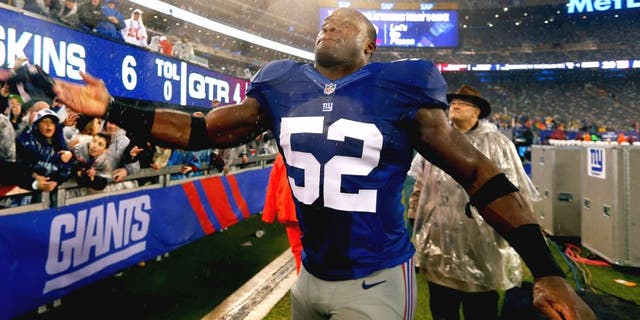 EAST RUTHERFORD, NJ - DECEMBER 29: (NEW YORK DAILIES OUT) Jon Beason #52 of the New York Giants waves to the crowd after defeating the Washington Redskins at MetLife Stadium on December 29, 2013 in East Rutherford, New Jersey. Giants defeated the Redskins 20-6. (Photo by Mike Stobe/Getty Images) *** Local Caption *** Jon Beason