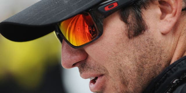 Truex mengatasi rintangan besar untuk kembali memimpin di Indy