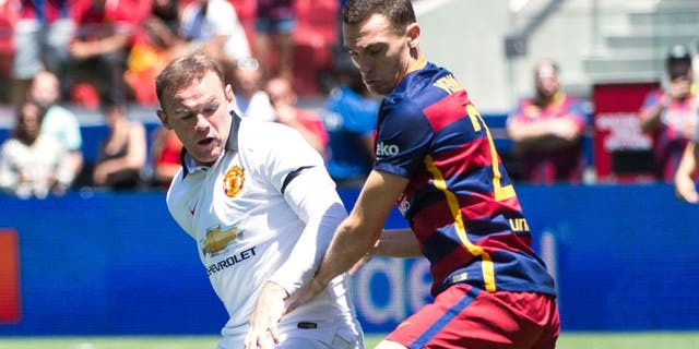 SANTA CLARA, CA - JULY 25: Wayne Rooney #10 of Manchester United balltes Thomas Vermaelen #23 of Barcelona during the International Champions Cup 2015 match between FC Barcelona and Manchester United at Levi's Stadium on July 25, 2015 in Santa Clara, California. Manchester United won the match 3-1. (Photo by Shaun Clark/Getty Images)