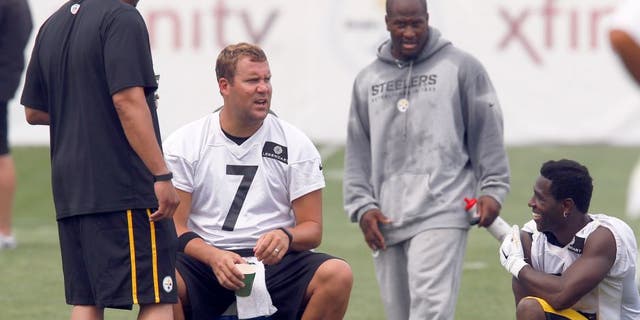 Pittsburgh Steelers quarterback Ben Roethlisberger (7) talks with wide receiver Antonio Brown (84), right, as James Harrison, center and former Steelers quarterback Charlie Batch, left, listen during a break in practice at NFL football training camp in Latrobe, Pa., Sunday, July 26, 2015 . (AP Photo/Keith Srakocic)