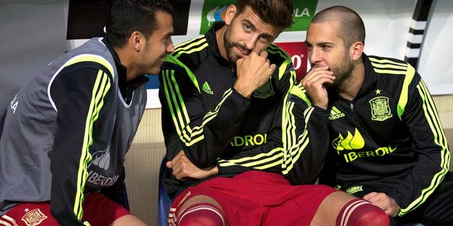 LEON, SPAIN - JUNE 11: Gerard Pique (2ndL) of Spain looks on sitted on the bench surrounded by teammates Jordi Alba (R) and Pedro Rodriguez Ledesma (L) during the international friendly match between Spain and Costa Rica at Reino de Leon Stadium on June 11, 2015 in Leon, Spain. (Photo by Gonzalo Arroyo Moreno/Getty Images)