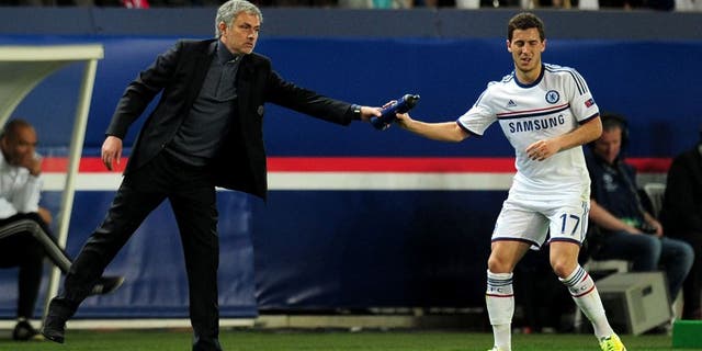 PARIS, FRANCE - APRIL 02: Jose Mourinho the Chelsea manager hands a water bottle to Eden Hazard of Chelsea during the UEFA Champions League quarter final, first leg match between Paris Saint Germain and Chelsea at Parc des Princes on April 2, 2014 in Paris, France. (Photo by Shaun Botterill/Getty Images)