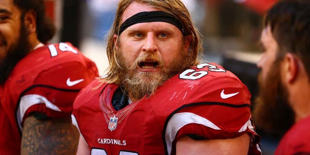 Dec 29, 2013; Phoenix, AZ, USA; Arizona Cardinals center Lyle Sendlein against the San Francisco 49ers at University of Phoenix Stadium. Mandatory Credit: Mark J. Rebilas-USA TODAY Sports
