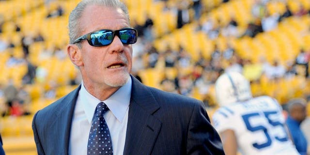 Team owner Jim Irsay of the Indianapolis Colts looks on from the sideline before a game against the Pittsburgh Steelers at Heinz Field on October 26, 2014 피츠버그, 펜실베니아.