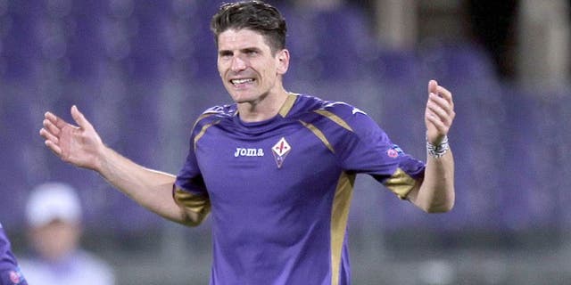 FLORENCE, ITALY - APRIL 23: Mario Gomez of ACF Fiorentina celebrates after scoring a goal during the UEFA Europa League Quarter Final match between ACF Fiorentina and FC Dynamo Kyiv on April 23, 2015 in Florence, Italy. (Photo by Gabriele Maltinti/Getty Images)