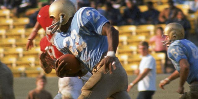 LOS ANGELES - NOVEMBER 19: UCLA Bruins running back Mel Farr #22 runs upfield against the USC Trojans at the Los Angeles Memorial Coliseum on November 19, 1966 in Los Angeles, California. The Bruins defeated the Trojans 14-7. (Photo by James Flores/Getty Images)
