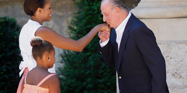Spain's King Juan Carlos, right, welcomes U.S. first lady Michelle Obama and daughter Sasha, 9, on their arrival at the Marivent Palace, in Palma de Mallorca, Spain, Sunday, Aug. 8, 2010. The White House says first lady Michelle Obama is in Spain for a private trip with longtime family friends. (AP Photo/Manu Mielniezuk)