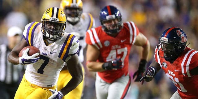 BATON ROUGE, LA - OCTOBER 25: Leonard Fournette #7 of the LSU Tigers runs the ball against the Mississippi Rebels at Tiger Stadium on October 25, 2014 in Baton Rouge, Louisiana. (Photo by Chris Graythen/Getty Images)