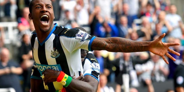 NEWCASTLE UPON TYNE, ENGLAND - AUGUST 09: Georginio Wijnaldum of Newcastle United celebrates scoring their second goal with Papiss Demba Cisse of Newcastle United during the Barclays Premier League match between Newcastle United and Southampton at St James' Park on August 9, 2015 in Newcastle upon Tyne, England. (Photo by Stu Forster/Getty Images)