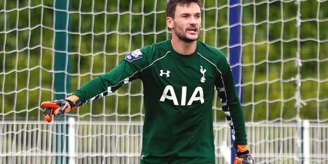 ENFIELD, ENGLAND - AUGUST 10: Goalkeeper Hugo Lloris of Spurs gives instructions during the Barclays U21 Premier League match between Tottenham Hotspur U21 and Everton U21 at Tottenham Hotspur Training Ground on August 10, 2015 in Enfield, England. (Photo by Julian Finney/Getty Images)